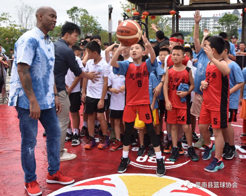 业余篮球爱好者在哪里可以找到表演赛资源_0